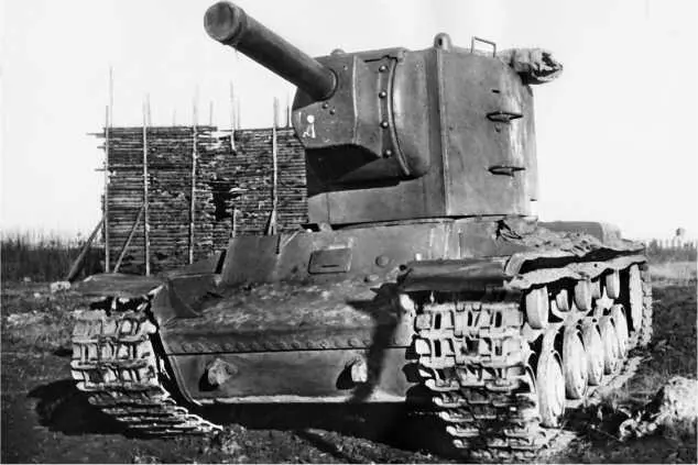Опытный танк КВ с пониженной башней и 152мм гаубицей 1940 год КВ2 - фото 156