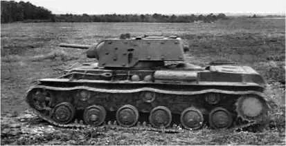 Тяжелый танк КВ1 атакует противника СевероЗападный фронт 1941 год - фото 166