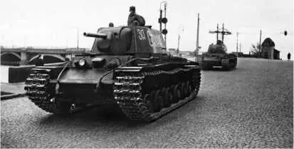 Колонна отремонтированных танков КВ1 по пути на фронт Ленинград весна 1942 - фото 172