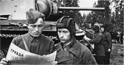 Командир танка КВ старший лейтенант ВГ Бондуревский и старшина МЕ Голенко - фото 176