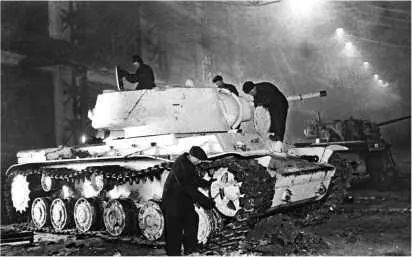 Рабочие завода Серп и молот за ремонтом танка КВ1 Москва 1942 год 24 - фото 177