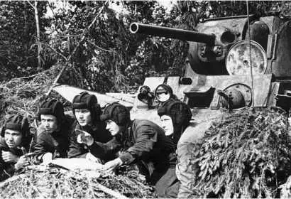 Экипаж танка КВ1 получает боевое задание 1942 год КВ1 с литой башней - фото 179