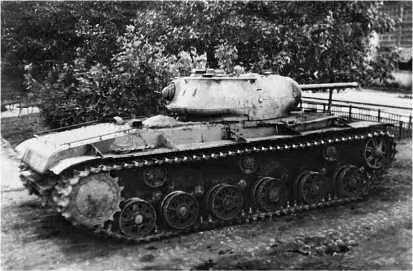 Тяжелый танк КВ1с во дворе Челябинского Кировского завода 1942 год Здесь - фото 182