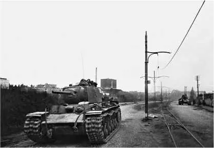 Танк КВ1 из состава 26го гвардейского танкового полка прорыва вступает в - фото 194