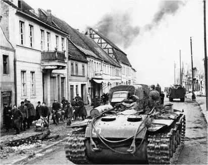 Танковый тягач КВТ на базе КВ1с на улице немецкого города Апрель 1945 года - фото 197