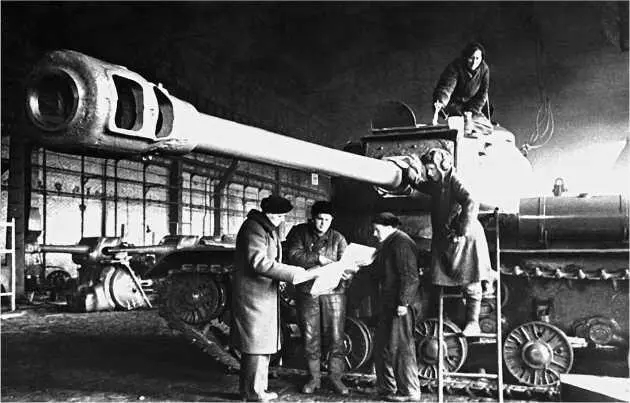 В сборочном цехе Челябинского Кировского завода 1944 год ИС1 Танк ИС2 - фото 204