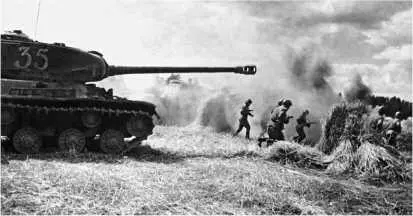 Танки ИС2 поддерживают атакующую пехоту Прибалтика август 1944 года Первые - фото 212