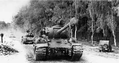 Вперед на Запад Танки ИС2 на марше Белоруссия лето 1944 года Танки - фото 214