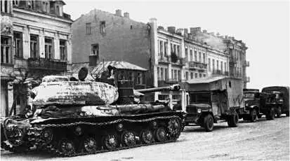 Тяжелый танк ИС2 во главе колонны колесной техники на улице г Млав Польша - фото 219