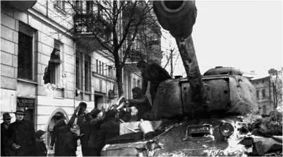 Жители Познани приветствуют советских танкистовосвободителей Февраль 1945 - фото 220
