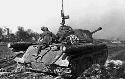 Танк ИС2 в наступлении Германия март 1945 года Вот что об этом говорится в - фото 227
