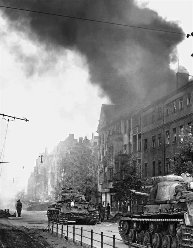 Танки ИС2 на улице Берлина 15 февраля 1945 года 81й полк совместно с - фото 235