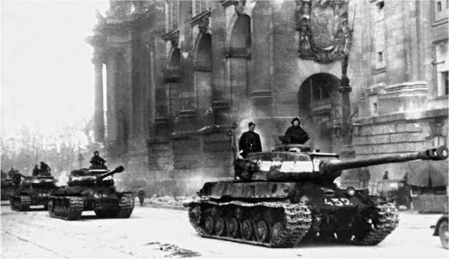 7я гвардейская тяжелая танковая бригада на улицах Берлина Май 1945 года Во - фото 237