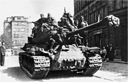 ИС2 на улице Праги 9 мая 1945 года Танки ИС2 1й чехословацкой танковой - фото 243