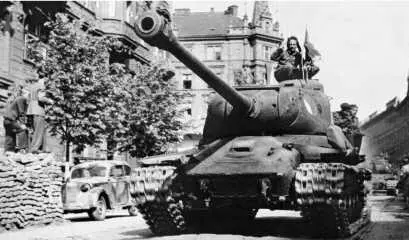 Танки ИС2 1й чехословацкой танковой бригады вступают в Прагу Май 1945 года - фото 244