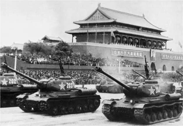 Тяжелые танки ИС2 Народноосвободительной армии Китая на параде Пекин 1950е - фото 250
