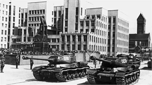 Танки ИС2 одной из частей Белорусского военного округа на военном параде в - фото 252