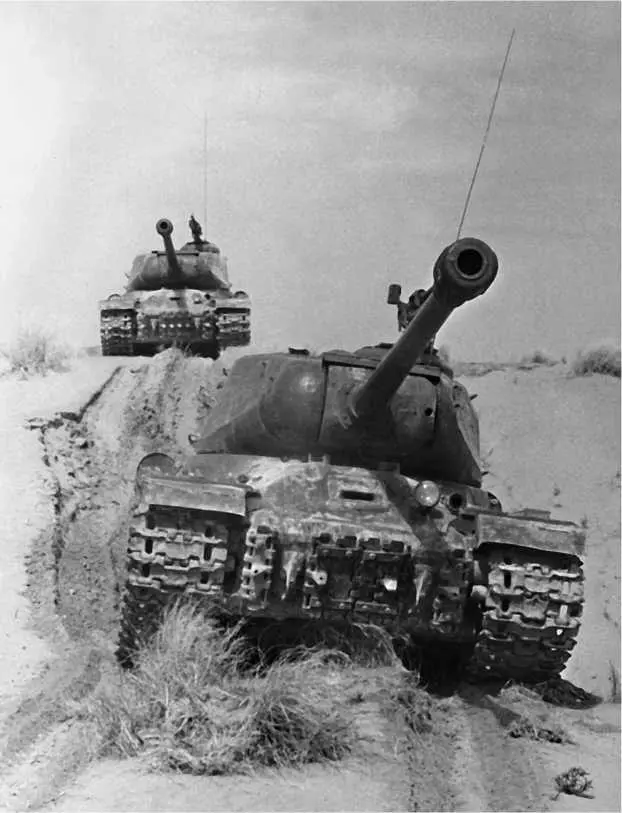 ИС2 на марше в пустыне Туркестанский военный округ 1950 год Следует - фото 253