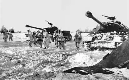 Танки ИС3 и пехота в атаке 1958 год На крыше башни на турели находился - фото 278