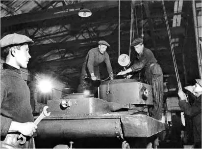 Ремонт танка Т37А на одном из предприятий Ленинграда 1941 год Малый - фото 84
