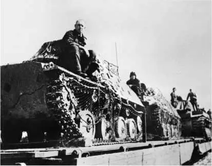 Эшелон с танками Т40 перед отправкой на фронт Москва июль 1941 года - фото 98