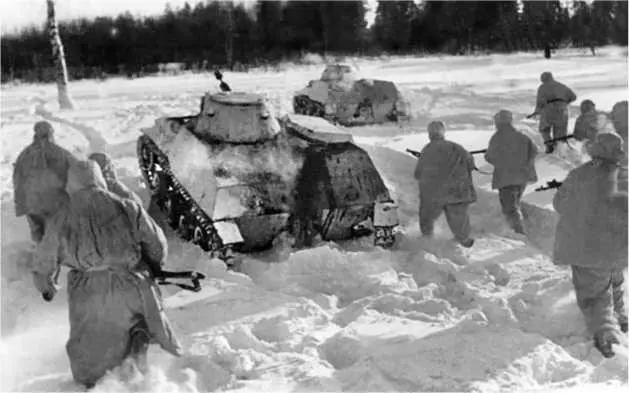 Атака танков Т40 при поддержке пехоты 1й мотострелковой дивизии 1942 год - фото 105