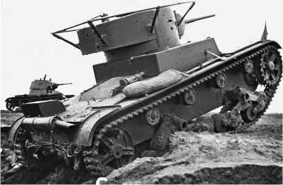Легкий танк Т26 выпуска 1936 года на маневрах 1939 год Танк имеет сварные - фото 109