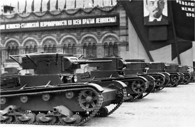 В парадном строю танки Т26 Москва 7 ноября 1937 года Экипаж танка Т26 - фото 123