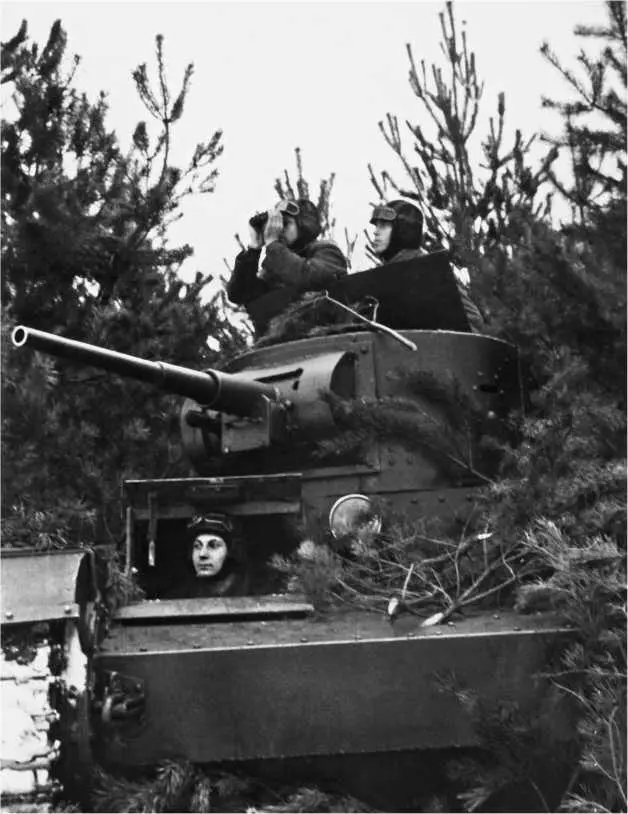 Экипаж танка Т26 ведет наблюдение за условным противником 1939 год При этом - фото 124
