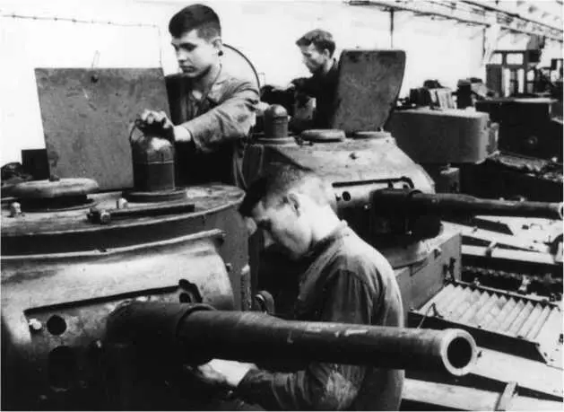 Ремонт танков Т26 на одном из предприятий Владивостока Июль 1943 года - фото 149