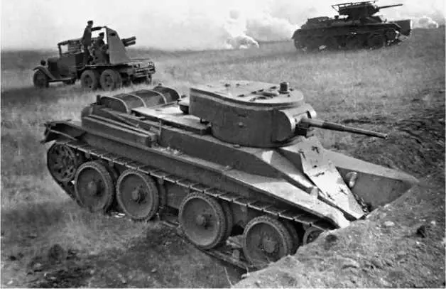 Танки БТ5 в атаке Маневры Забайкальского военного округа 1936 год Башни - фото 161