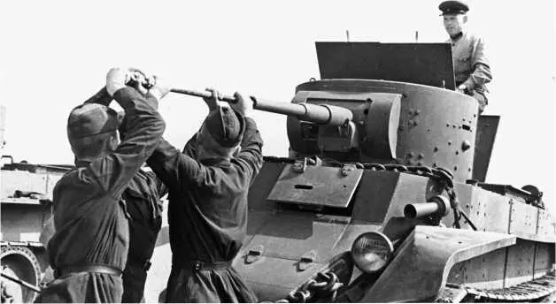 Экипаж танка БТ7 за чисткой орудия после боевых стрельб 1936 год БТ7 - фото 165