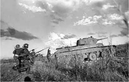 Танки БТ7 и пехота в атаке Район р ХалхинГол 1939 год Танк БТ7 6й - фото 176