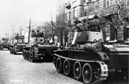 Танки БТ7 24й легкотанковой бригады вступают в г Львов 22 сентября 1939 - фото 178