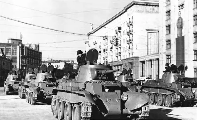Танки БТ7 на ул Горького в ожидании сигнала начать движение Москва 7 - фото 179