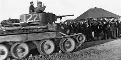 Танк БТ5 выдвигается к передовой Западное направление 1941 год В первых - фото 184