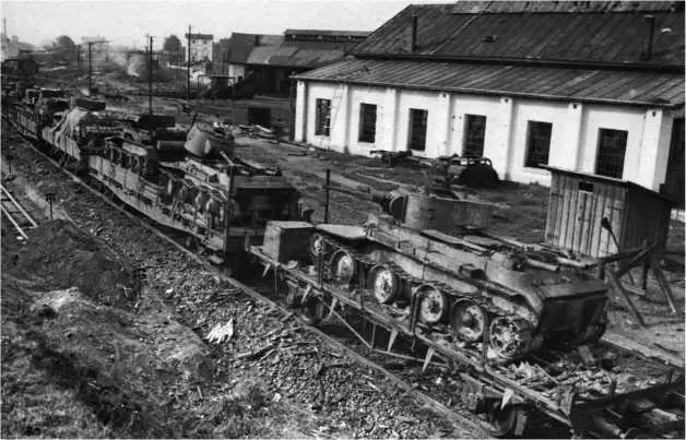 Эшелон с не успевшими разгрузиться танками БТ5 и БТ7 1941 год На участке - фото 185