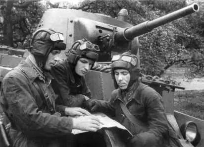 Экипаж танка БТ7 перед выходом на боевое задание Западный фронт 5й - фото 191
