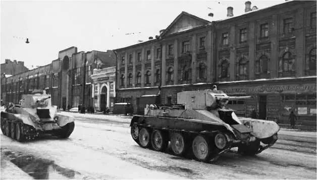 Блокадный Ленинград Танки БТ5 направляются на фронт по проспекту - фото 197