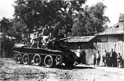 БТ7 на улице маньчжурского городка Китай август 1945 года БТ7 на параде - фото 199
