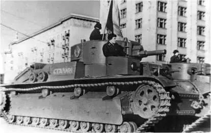Именной танк Сталин направляется на Красную площадь 7 ноября 1940 года - фото 209