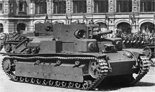 Экранированные танки Т28 проходят по Красной площади 7 ноября 1940 года - фото 218