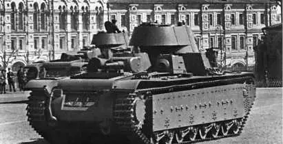 Танки Т35 с коническими башнями на Красной площади 1 мая 1941 года На фото - фото 224