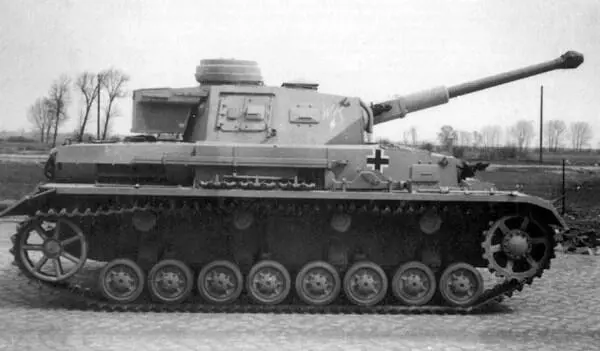 Новенький PzIV AusfF2 Весна 1942 года Судя по всему снимок сделан на одном - фото 23