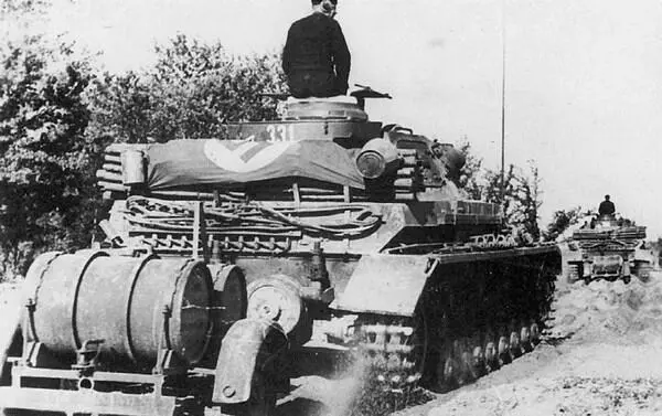 Танки подводного хода выдвигаются к советской границе Июнь 1941 года На крыше - фото 33