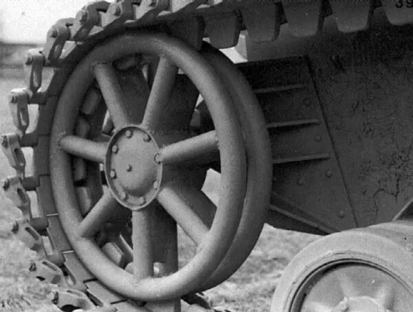 Такое направляющее колесо использовалось на танках модификаций от F1 до H - фото 62