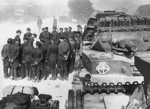Только что прибывшее в Африку подразделение 5й легкой дивизии Вермахта перед - фото 69