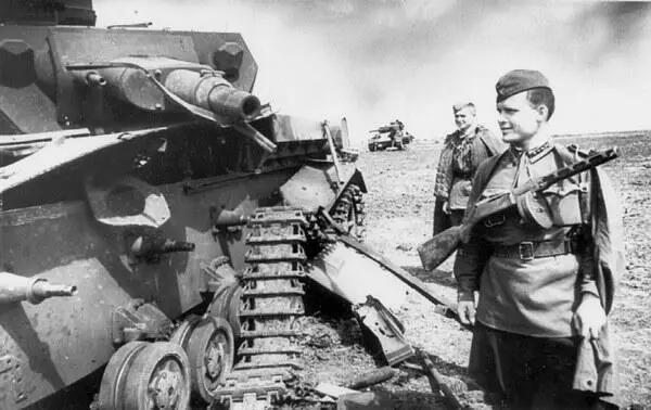 Командир артиллерийской батареи гвардии старший лейтенант Жихарев П П и - фото 74