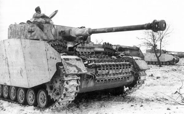 PzIV AusfH Восточный фронт декабрь 1943 года Крестьянки проходят мимо - фото 89