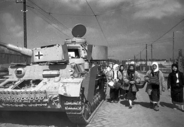 Крестьянки проходят мимо подбитого танка PzIV AusfJ Буковина 1944 год - фото 90
